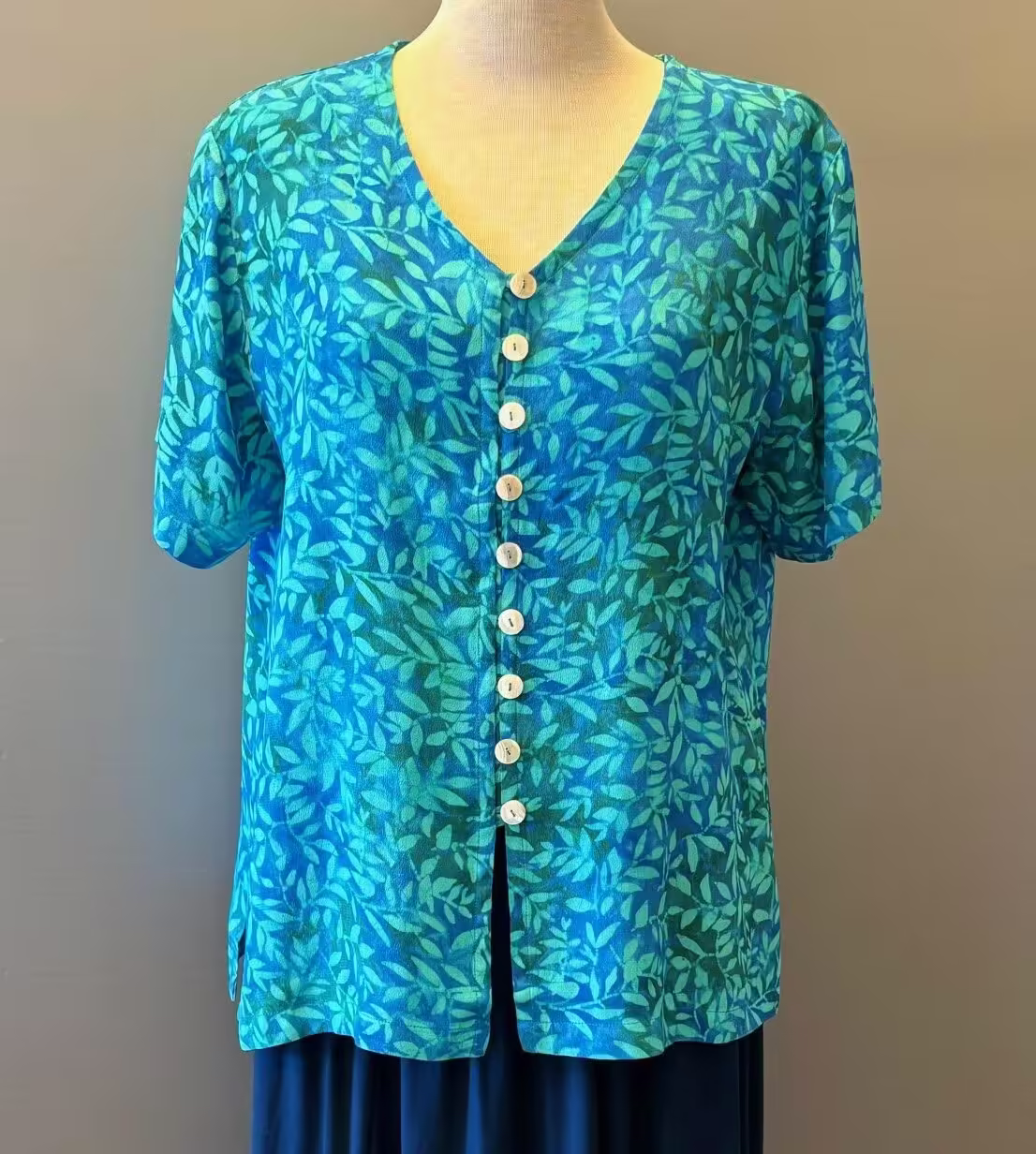 Batik Bluse 130 med Runde Knapper – Løv Blå Turkis S - Billede 6